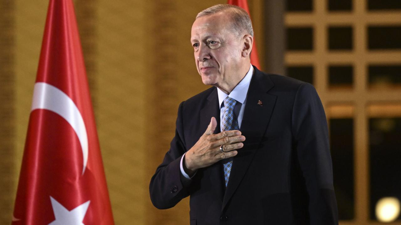 12 milyon emekli aldı: Evine yüzü gülerek gidiyor, 50 bin TL ödeme