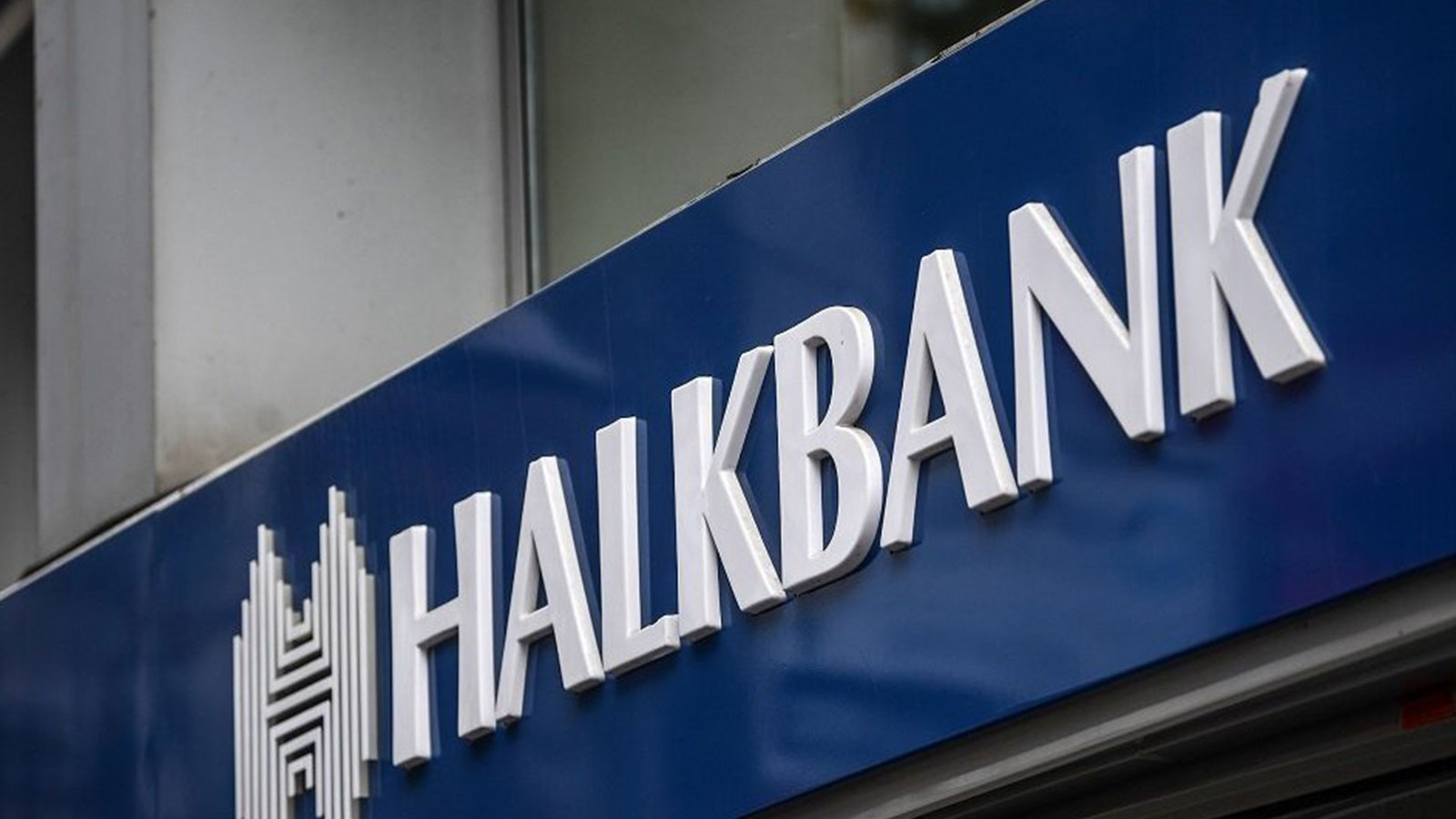 Halkbank duyurdu: 100.000 TL’ye kadar borç kapatma ve ihtiyaç kredisi 0.99 faizlerle ödenecek!
